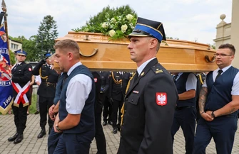 Tłumy pożegnały 33-letniego strażaka z Piotrkowa. Ostatnia droga Kamila Włuki