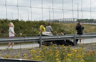Motocyklista uderzył w bariery na zjeździe z A1 na S8. Ratownicy mieli problem z dojazdem