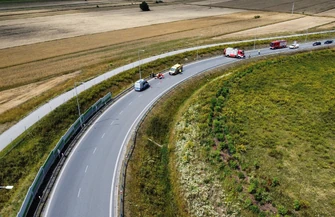 Motocyklista uderzył w bariery na zjeździe z A1 na S8. Ratownicy mieli problem z dojazdem