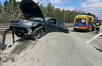 Skoda zawisła na hałdzie żwiru na remontowanej S8. 60-latek trafił do szpitala