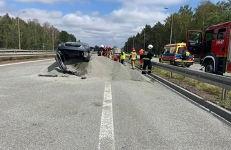 Skoda zawisła na hałdzie żwiru na remontowanej S8. 60-latek trafił do szpitala