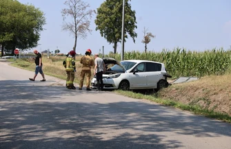 Kolejny wypadek na DK91 w Longinówce w gminie Rozprza. Jeden z pojazdów dachował drugi kilkukrotnie się obrócił i zatrzymał kilkadziesiąt metrów dalej