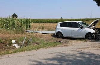 Kolejny wypadek na DK91 w Longinówce w gminie Rozprza. Jeden z pojazdów dachował drugi kilkukrotnie się obrócił i zatrzymał kilkadziesiąt metrów dalej