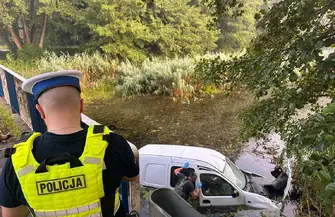 Samochód wpadł do Bugaju a kierowca wyskoczył z jadącego pojazdu. Niebezpieczne zdarzenie przy Wierzejskiej