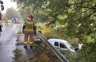 Samochód wpadł do Bugaju a kierowca wyskoczył z jadącego pojazdu. Niebezpieczne zdarzenie przy Wierzejskiej
