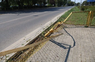 BMW staranowało barierki w centrum Piotrkowa. Kierująca zgłosiła się na policję