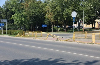 BMW staranowało barierki w centrum Piotrkowa. Kierująca zgłosiła się na policję