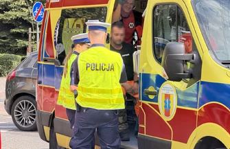Potrąciła mężczyznę koszącego trawę. Auto wypadło z drogi na rondzie