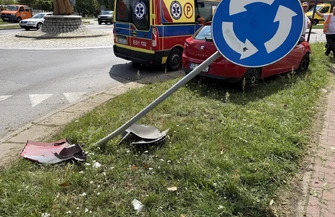 Potrąciła mężczyznę koszącego trawę. Auto wypadło z drogi na rondzie
