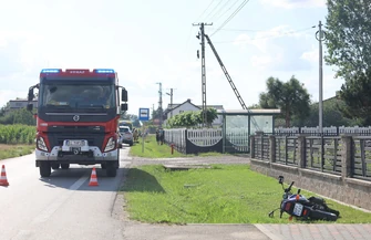 41-latek i 6-letnia dziewczynka ranni w wypadku w Papieżach. Motocyklista trafił do szpitala śmigłowcem LPR