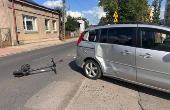 Bez kasku uderzył hulajnogą w samochód. 16-latek trafił do szpitala