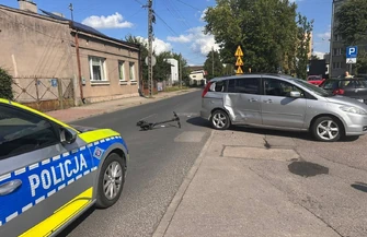 Bez kasku uderzył hulajnogą w samochód. 16-latek trafił do szpitala