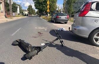 Bez kasku uderzył hulajnogą w samochód. 16-latek trafił do szpitala