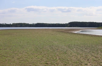Niski poziom wody w Zalewie Sulejowskim. Przedsiębiorcy tracą ale turyści wciąż przyjeżdżają