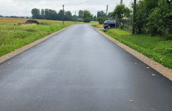 Inwestycje na drogach powiatowych w gminie Rozprza. Jeden odcinek gotowy na drugim trwają prace