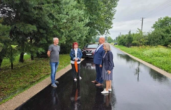 Inwestycje na drogach powiatowych w gminie Rozprza. Jeden odcinek gotowy na drugim trwają prace