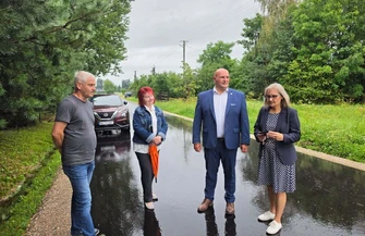 Inwestycje na drogach powiatowych w gminie Rozprza. Jeden odcinek gotowy na drugim trwają prace
