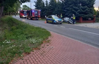 Groźnie w Bujnach. Kierowca Passata uderzył w płot i przepust. Miał dożywotni zakaz prowadzenia