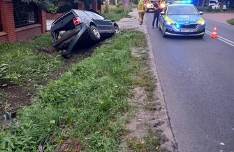 Groźnie w Bujnach. Kierowca Passata uderzył w płot i przepust. Miał dożywotni zakaz prowadzenia