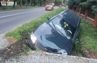 Uderzył w płot, po czym uciekł. Miał dożywotni zakaz prowadzenia
