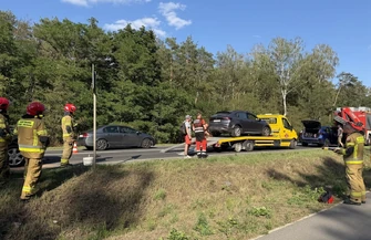 Zderzenie dwóch Volkswagenów na DK12. Jedna osoba trafiła do szpitala