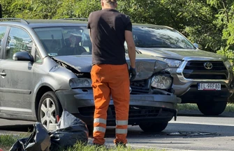 Zderzenie dwóch Volkswagenów na DK12. Jedna osoba trafiła do szpitala
