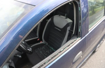 Kosili trawę kamień poleciał w auto. Szyba wybita winnego nie ma