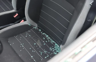 Kosili trawę kamień poleciał w auto. Szyba wybita winnego nie ma
