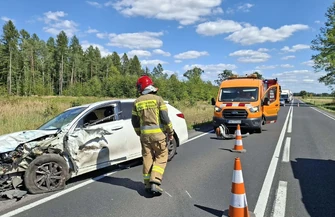 Zderzenie dwóch samochodów w Jaksonku. Dwie osoby trafiły do szpitala