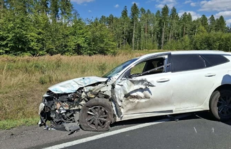 Zderzenie dwóch samochodów w Jaksonku. Dwie osoby trafiły do szpitala