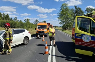Zderzenie dwóch samochodów w Jaksonku. Dwie osoby trafiły do szpitala