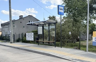 Za mała wiata przy przychodni Adam Bak wyjaśnia dlaczego nie mogła być większa