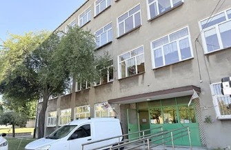 Zamiast nowoczesnej wizytówki - stare zielone drzwi. Dlaczego prestiżowy projekt termomodernizacji ZSP nr 2 utknął w martwym punkcie