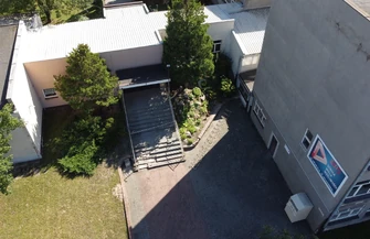 Zamiast nowoczesnej wizytówki - stare zielone drzwi. Dlaczego prestiżowy projekt termomodernizacji ZSP nr 2 utknął w martwym punkcie