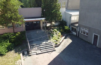 Schody zniszczone od ponad dwóch lat, a pieniędzy na naprawę brak. Pat w ZSP nr 2