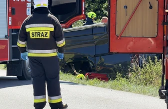 Bus wypadł z drogi i dachował. Ciężko ranny mężczyzna przetransportowany LPR-em. Kierowca z ponad 35 promila