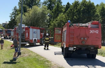Bus wypadł z drogi i dachował w Sieczce. Dwie osoby ciężko ranne na miejscu śmigłowiec LPR