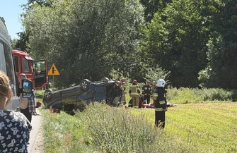 Bus wypadł z drogi i dachował w Sieczce. Dwie osoby ciężko ranne na miejscu śmigłowiec LPR