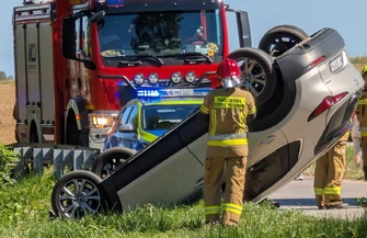 Auto dachowało w Gajkowicach. Na miejscu pracują służby