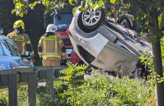 Auto dachowało w Gajkowicach. Na miejscu pracują służby