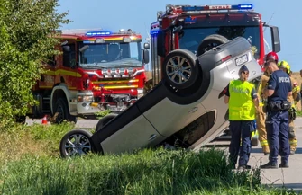 Auto dachowało w Gajkowicach. Na miejscu pracują służby
