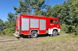 Chciał spalić gałęzie ogień wymknął się spod kontroli. Interweniowali strażacy w Barkowicach Mokrych