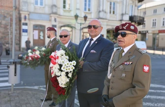 Święto Wojska Polskiego w Piotrkowie. Delegacje złożyły kwiaty pod pomnikiem Nieznanego Żołnierza