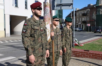 Święto Wojska Polskiego w Piotrkowie. Delegacje złożyły kwiaty pod pomnikiem Nieznanego Żołnierza
