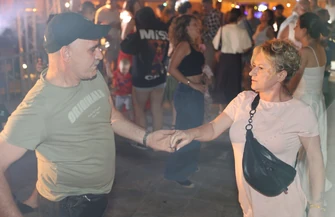 Potańcówka na Rynku Trybunalskim. Piotrkowianie bawili się przy muzyce i już czekają na kolejną okazję do tańca