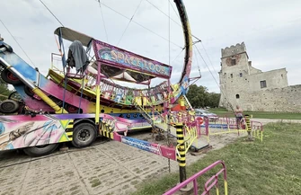 Nie żyje 25-latek który wszedł na karuzelę i spadł z wysokości około 5 metrów. Nie miał zabezpieczeń wcześniej w krytycznym stanie trafił śmigłowcem LPR do szpitala