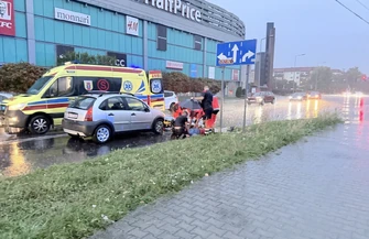 Starsza kobieta potrącona na przejściu przy Focusie w ulewie