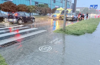 Starsza kobieta potrącona na przejściu przy Focusie w ulewie