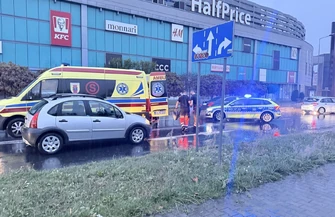Starsza kobieta potrącona na przejściu przy Focusie w ulewie