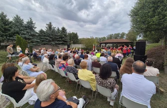 Koncert Muzyka dla Pokoju odbył się w Ogródku Literackim przy Gminnej Bibliotece Publicznej w Rozprzy z okazji Święta Wojska Polskiego.